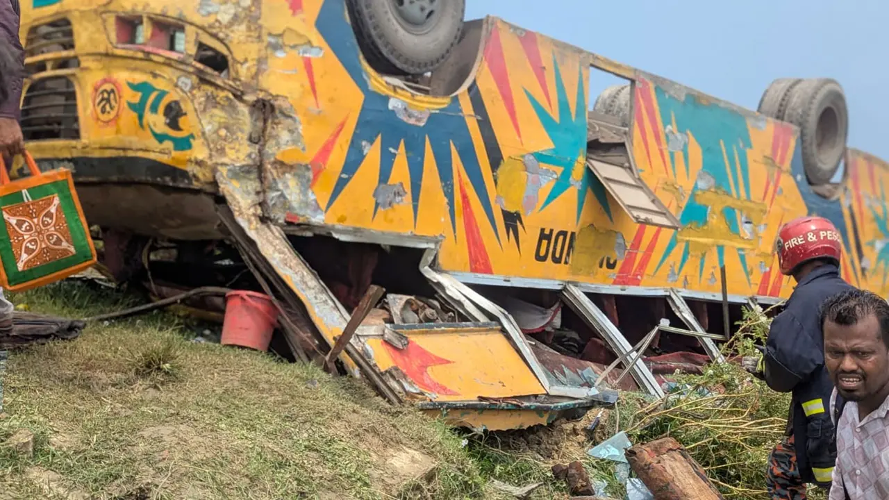 ব্রাহ্মণবাড়িয়ায় নিয়ন্ত্রণ হারিয়ে খাদে বাস, নিহত ৪