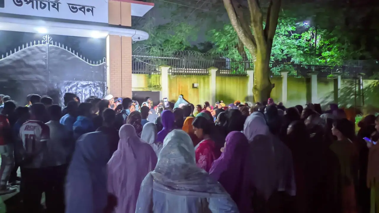 প্রভোস্টের পদত্যাগ দাবিতে মধ্যরাতে বেরোবির নারী শিক্ষার্থীদের বিক্ষোভ
