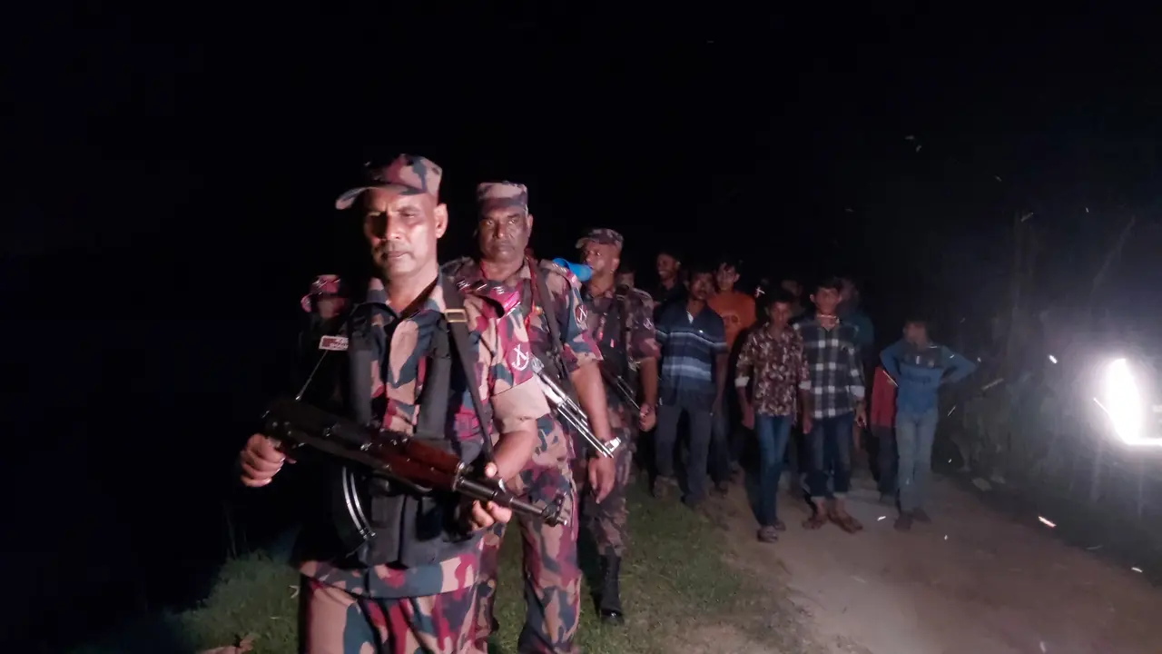 পুশইন ঠেকাতে ঠাকুরগাঁও সীমান্তে বিজিবির সঙ্গে পাহারায় গ্রামবাসী
