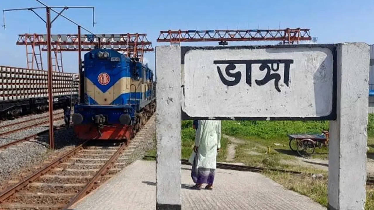 ফরিদপুরে ট্রেনের ধাক্কায় ছিটকে পড়ে বৃদ্ধা নিহত