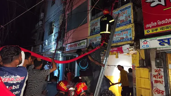 ভোলার চকবাজারে কাপরের দোকানে আগুন