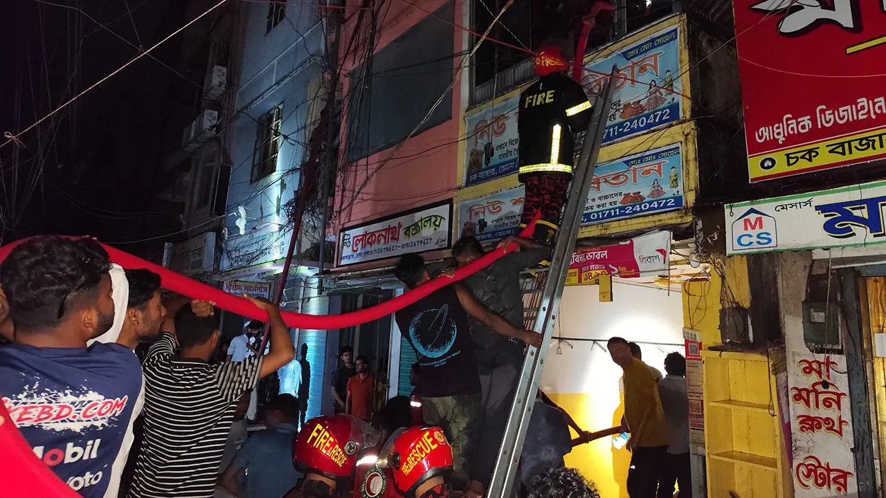 ভোলার চকবাজারে কাপরের দোকানে আগুন