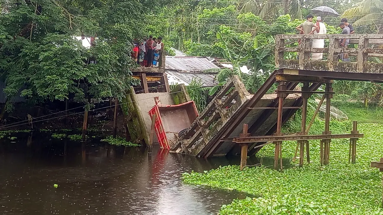 ভোলায় ব্রিজ ভেঙে বালুভর্তি ট্রাক খালে, দুই গ্রামের যোগাযোগ বিচ্ছিন্ন