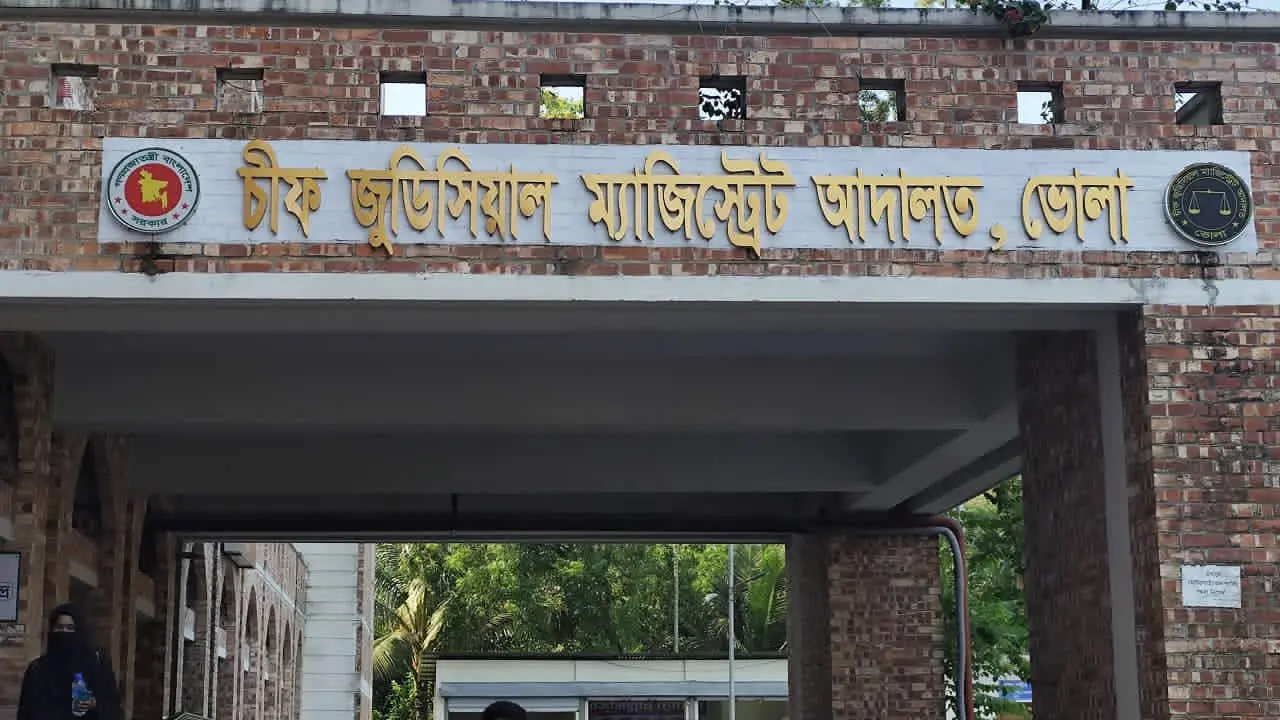 ভোলায় আদালতের এজলাসে বাদীর বিষপান
