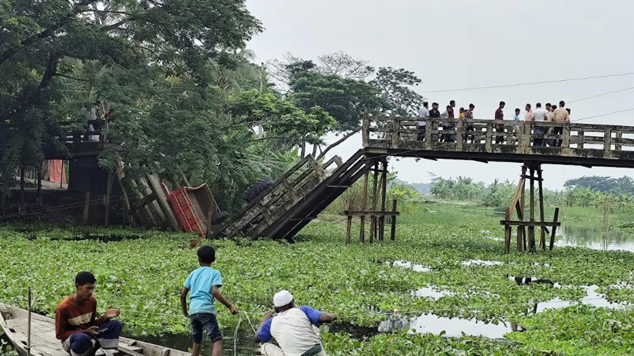 ভোলায় ব্রিজ ভেঙে বিচ্ছিন্ন ৫ গ্রামের যোগাযোগ, দুর্ভোগে ৩০ হাজার মানুষ