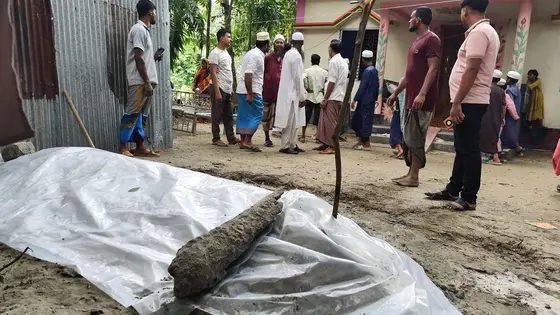 জমি নিয়ে সন্তানদের বিরোধ, বাড়ির উঠানে বাবাকে দাফন