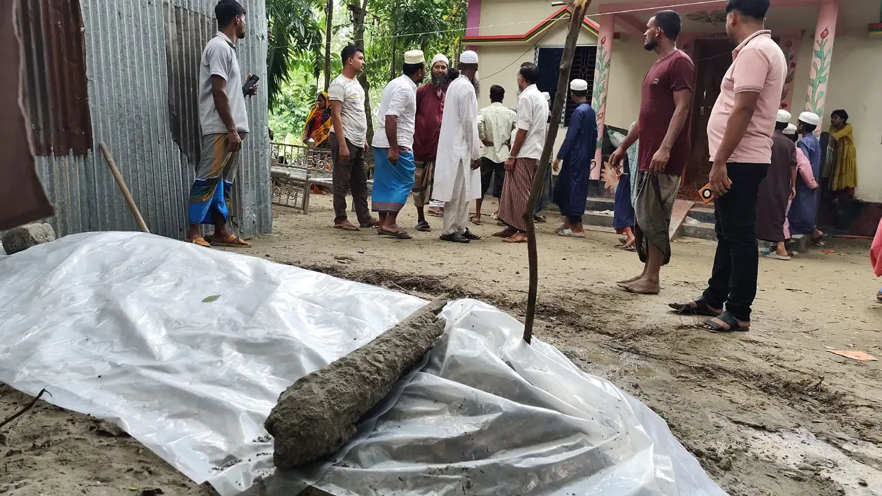 জমি নিয়ে সন্তানদের বিরোধ, বাড়ির উঠানে বাবাকে দাফন