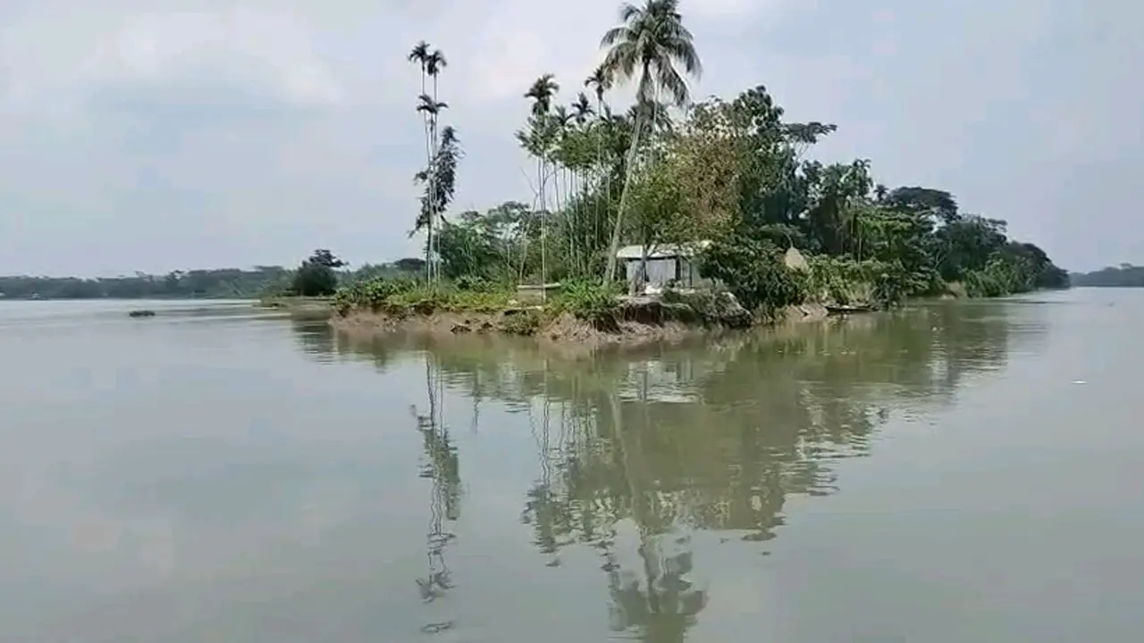 বিষখালীর ভাঙনে দ্বীপে পরিণত গ্রাম, নির্ঘুম রাত কাটে ৫৪ পরিবারের