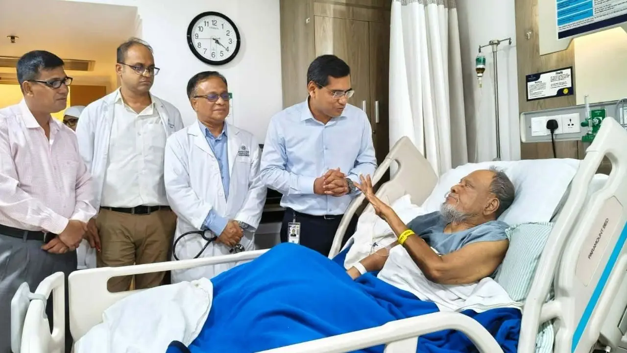 ব্যারিস্টার রফিকুল ইসলাম মিয়াকে হাসপাতালে দেখে এলেন মনোয়ারুল কাদির বিটু