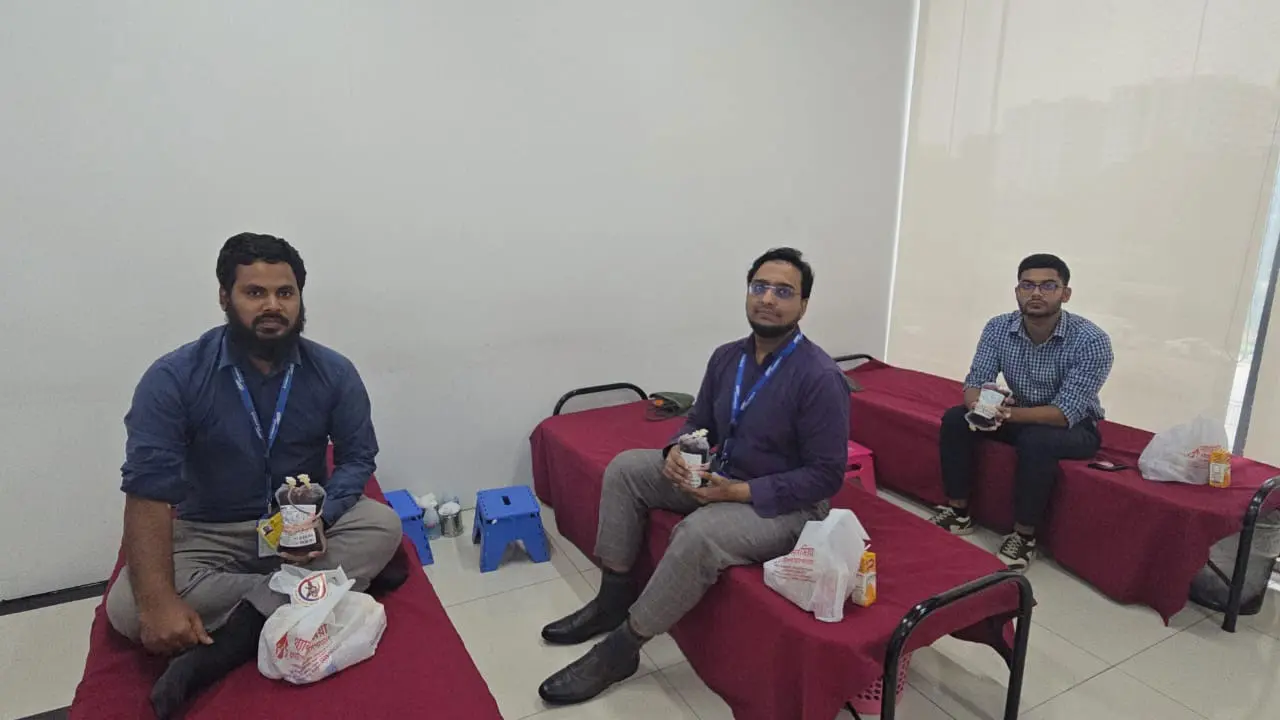 থ্যালাসেমিয়া রোগীদের জন্য ইউএস-বাংলা কর্মীদের ১৭ ব্যাগ রক্তদান