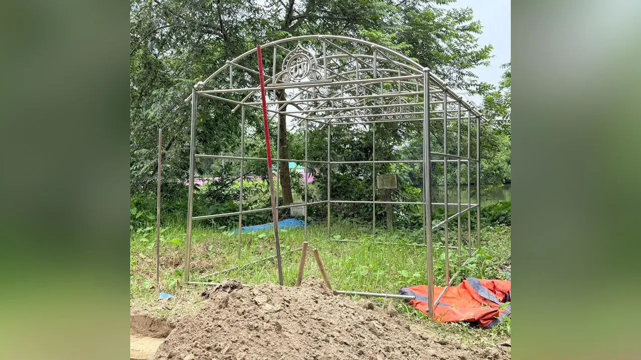 কবর খুঁড়তে গিয়ে বিদ্যুৎস্পৃষ্টে প্রাণ গেল ২ জনের