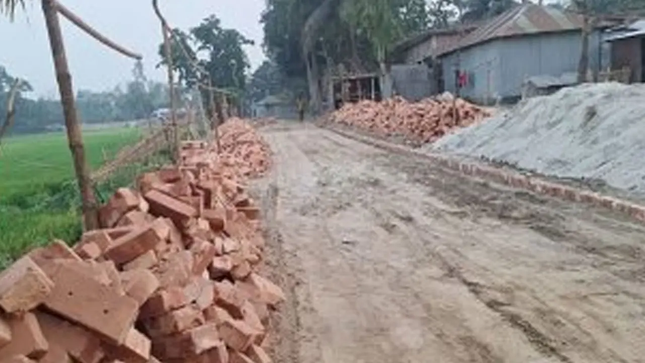 প্রধানমন্ত্রীর সফর শেষে আবারও আগের অবস্থায় সড়ক