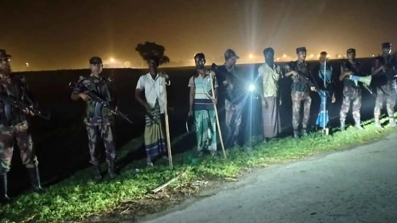 পুশইন ঠেকাতে মেহেরপুর সীমান্তে বিজিবির সঙ্গে পাহারায় স্থানীয়রা