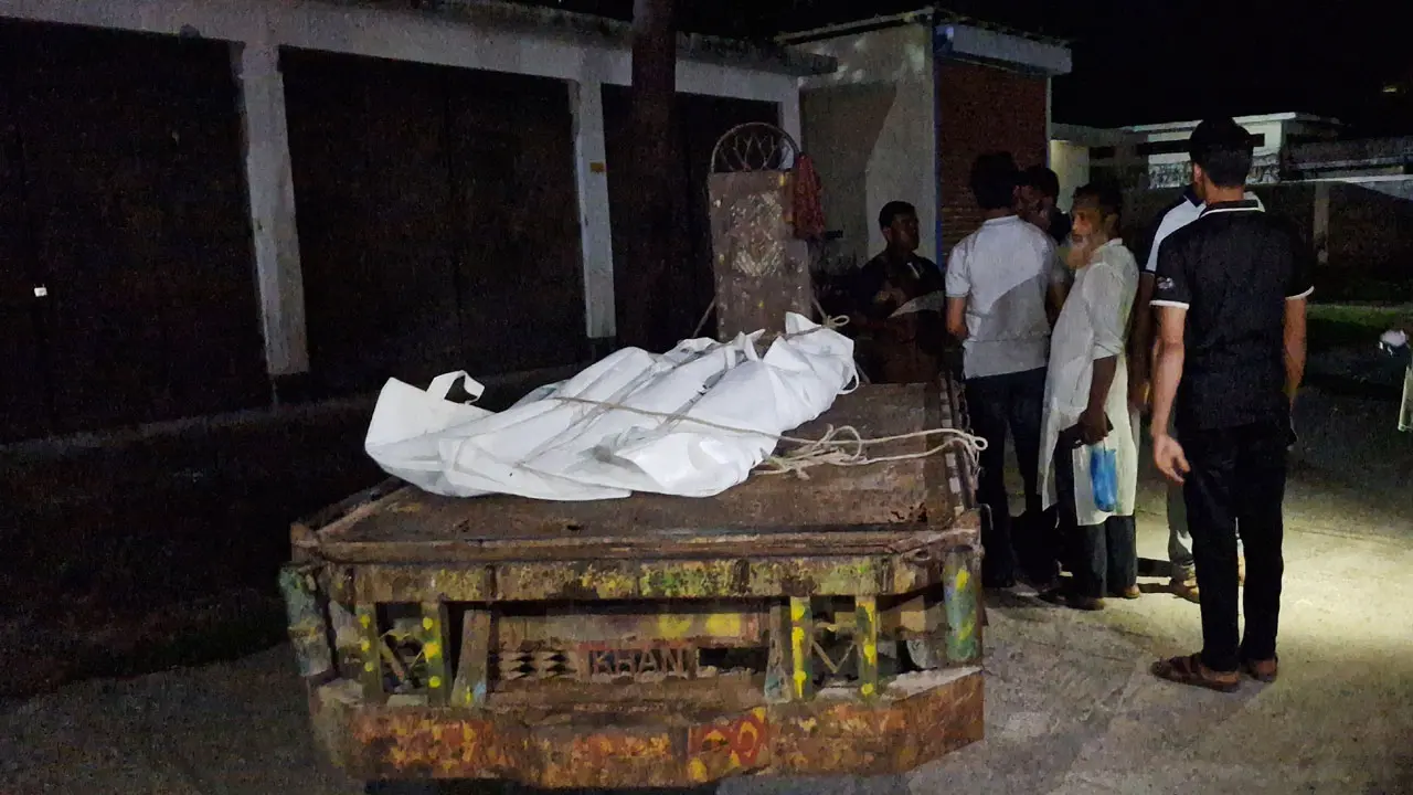 ঝড়ে ছেঁড়া বিদ্যুতের তার পড়ে ছিল পুকুরে, প্রাণ গেল মা-ছেলের