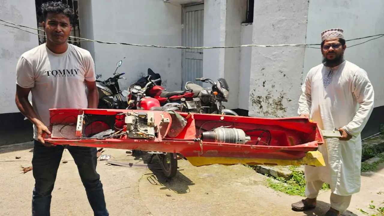 জেলেদের জালে উঠে এলো বড় যান্ত্রিক বস্তু, মিসাইল মনে করে আতঙ্ক