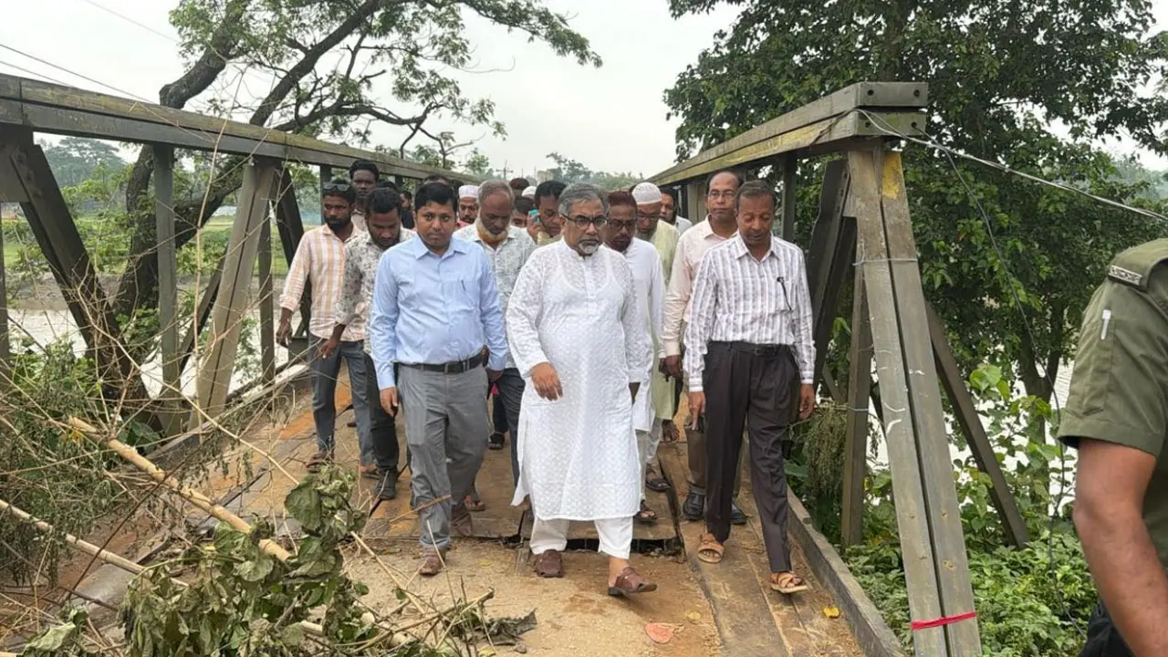 বেইলি ব্রিজ ভেঙে যোগাযোগ বিচ্ছিন্ন, পরিদর্শনে জেলা পরিষদ প্রশাসক