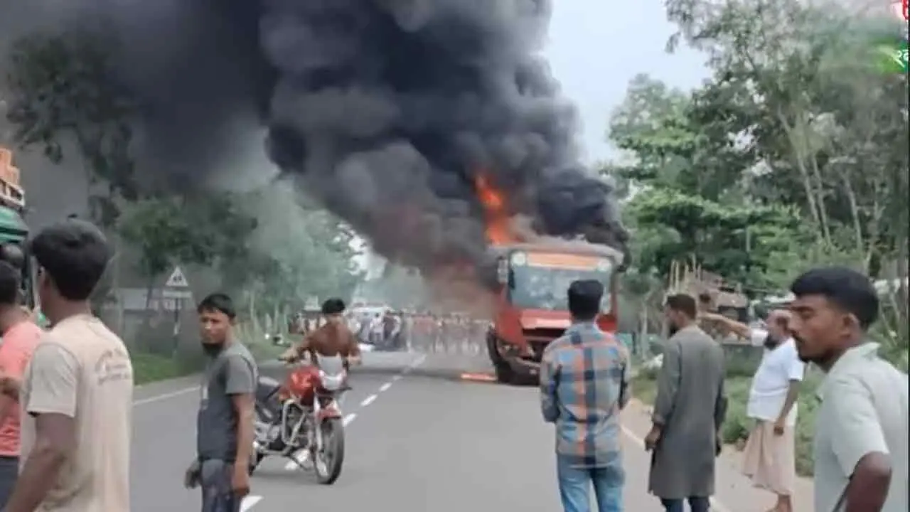 ফটিকছড়িতে বাসচাপায় বাবা-ছেলের মৃত্যু, বাসে আগুন দিলেন স্থানীয়রা