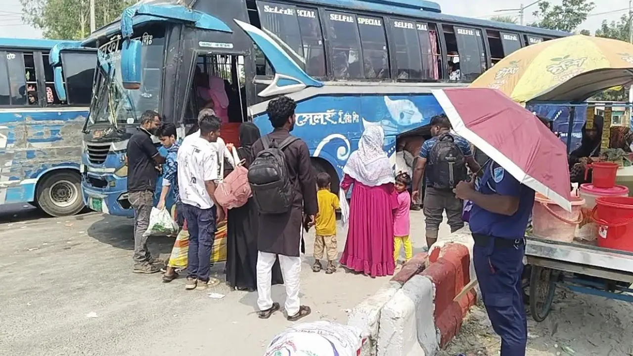 পুলিশের সামনেই বাসে অতিরিক্ত ভাড়া আদায়