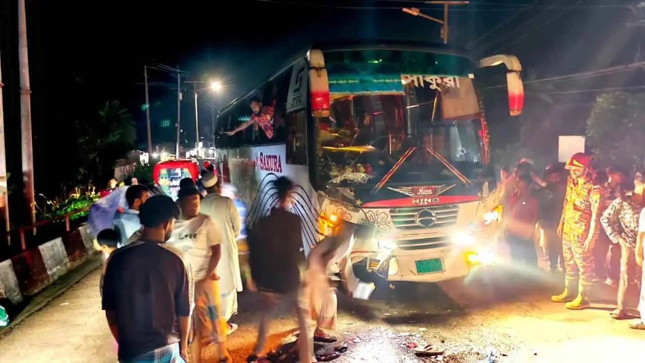 কলাপাড়ায় বাস ও ইজিবাইকের মুখোমুখি সংঘর্ষে নিহত ১, আহত ৮