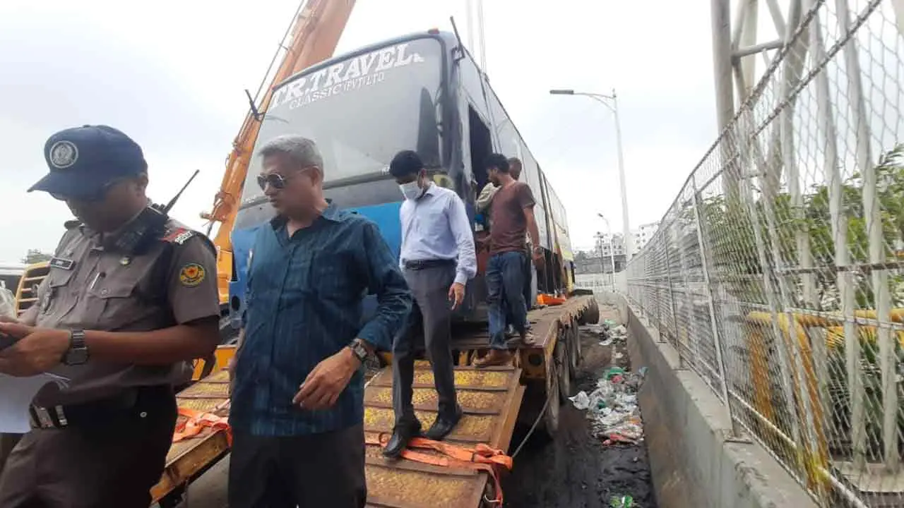 সায়েদাবাদ বাসস্ট্যান্ডে অভিযানে পরিত্যক্ত বাস সরালো ডিএসসিসি
