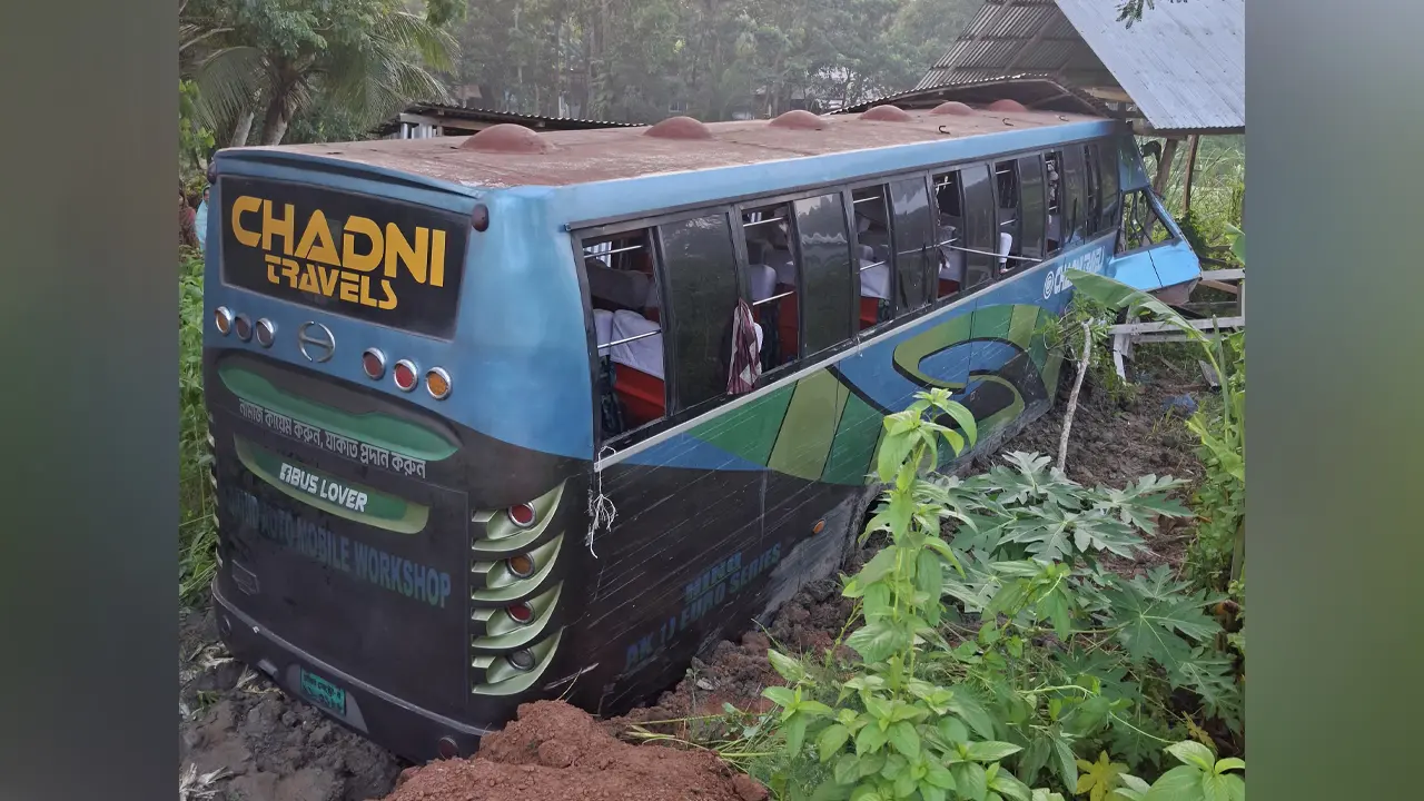 পিকআপকে ধাক্কা দিয়ে স-মিলে ঢুকে পড়ল বাস, আহত ১৪