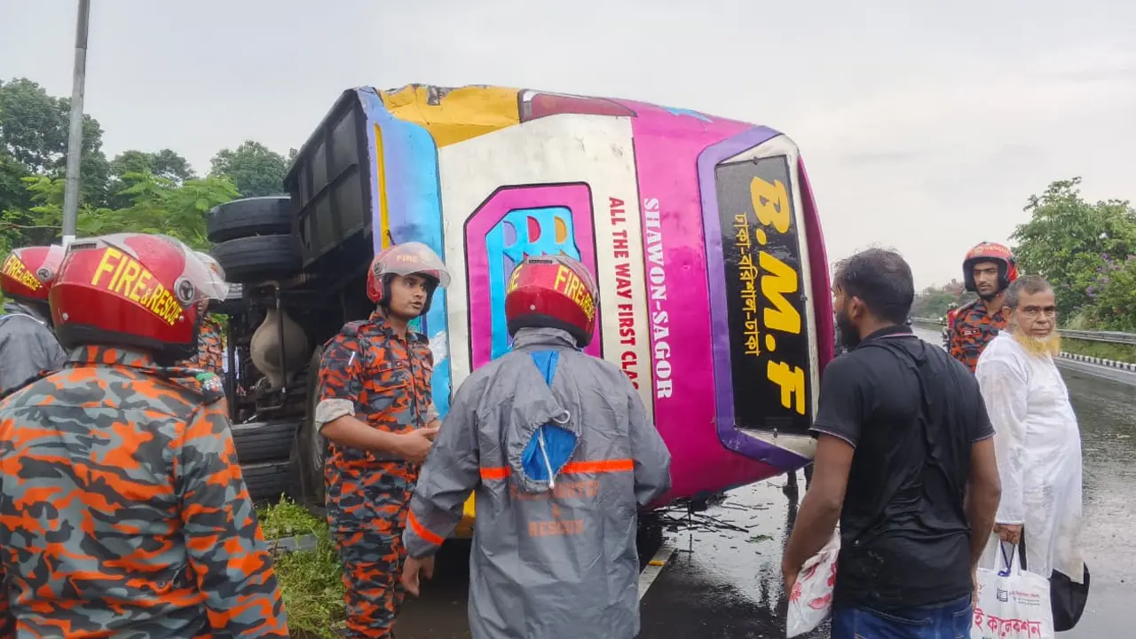 নিয়ন্ত্রণ হারিয়ে এক্সপ্রেসওয়েতে উল্টে গেল যাত্রীবাহী বাস