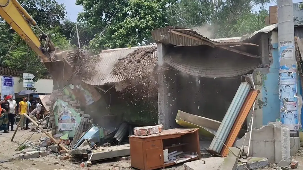 সিরাজগঞ্জে একদিনে গুঁড়িয়ে দেওয়া হলো ৫০ স্থাপনা