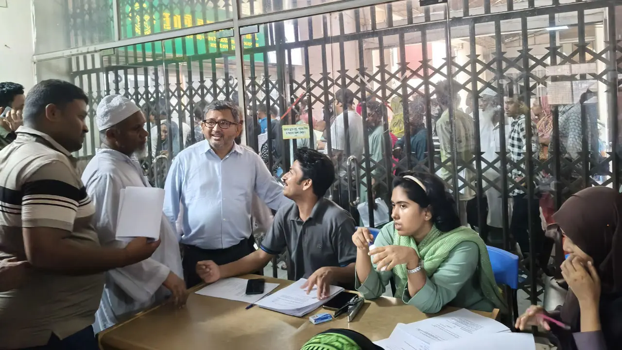 ক্যান্সার রোগীদের আর্থিক অনুদান : টাকা ফেরত ঠেকাতে বুথ