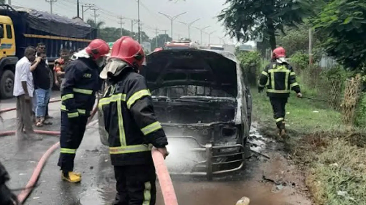 আশুলিয়ায় চলন্ত প্রাইভেটকারে আগুন