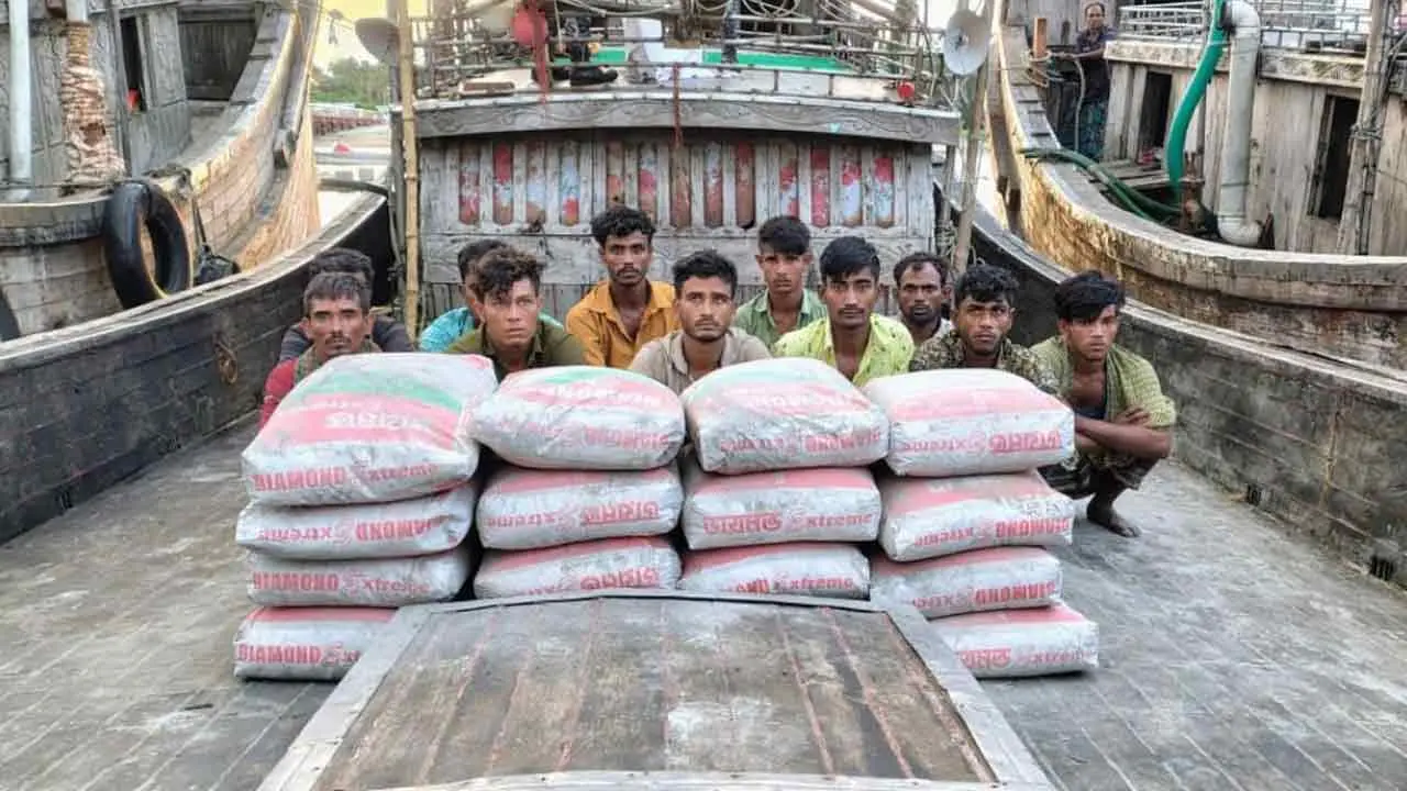 মিয়ানমারে সিমেন্ট পাচারের সময় ২ বোটসহ ২১ জন আটক