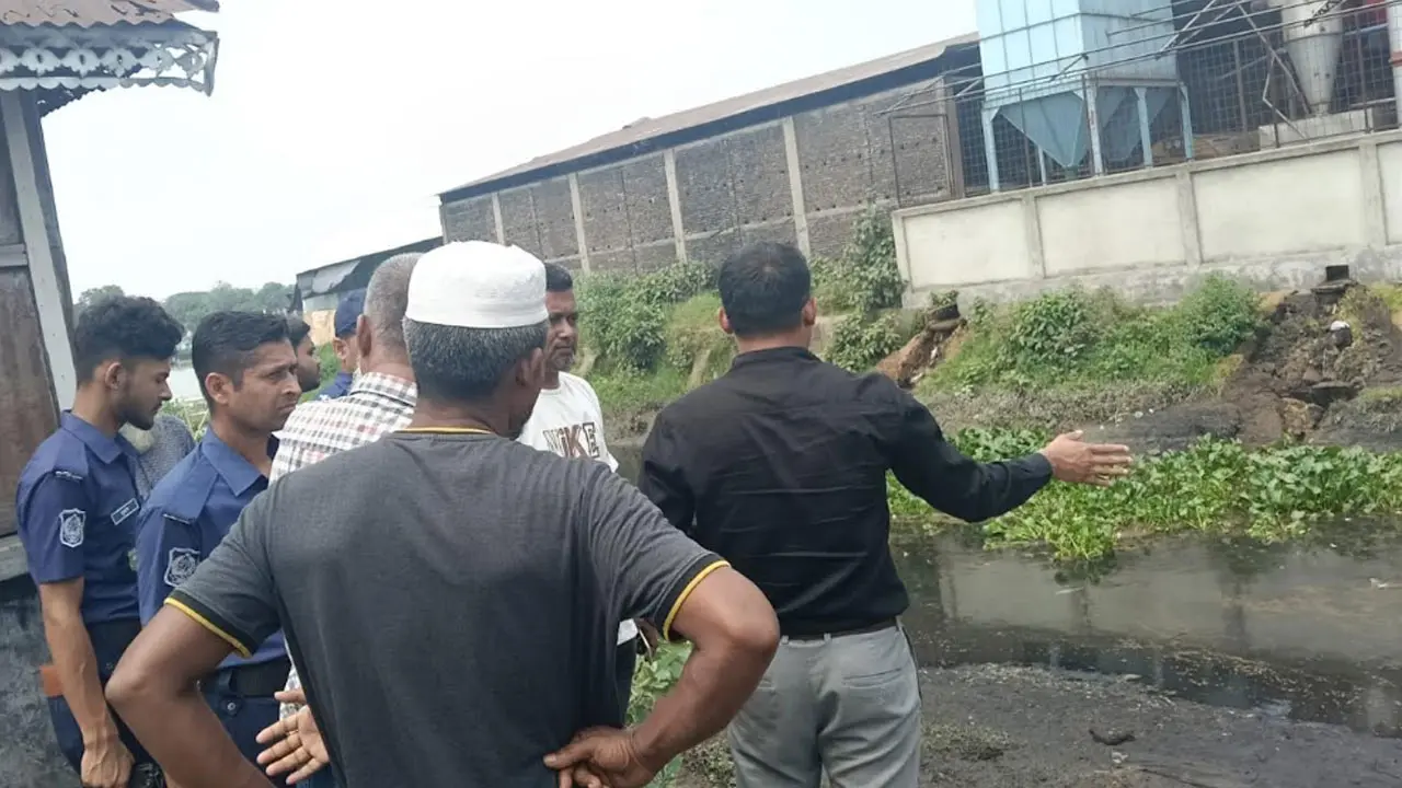 চাঁদপুরে খাল দূষণ করায় ৩ রাইস মিল মালিককে জরিমানা