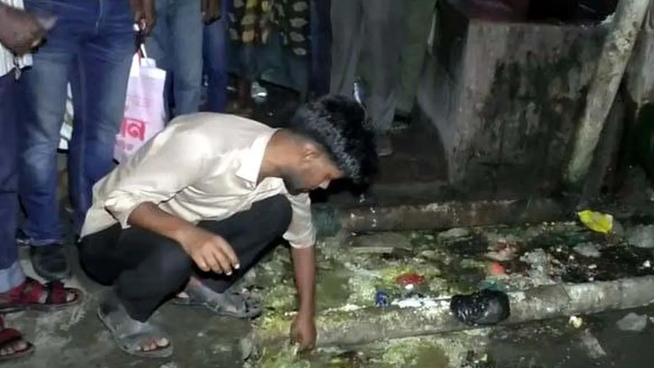রোগী হয়রানির অভিযোগে দালালকে দিয়ে ড্রেন পরিষ্কার করালো ছাত্রদল