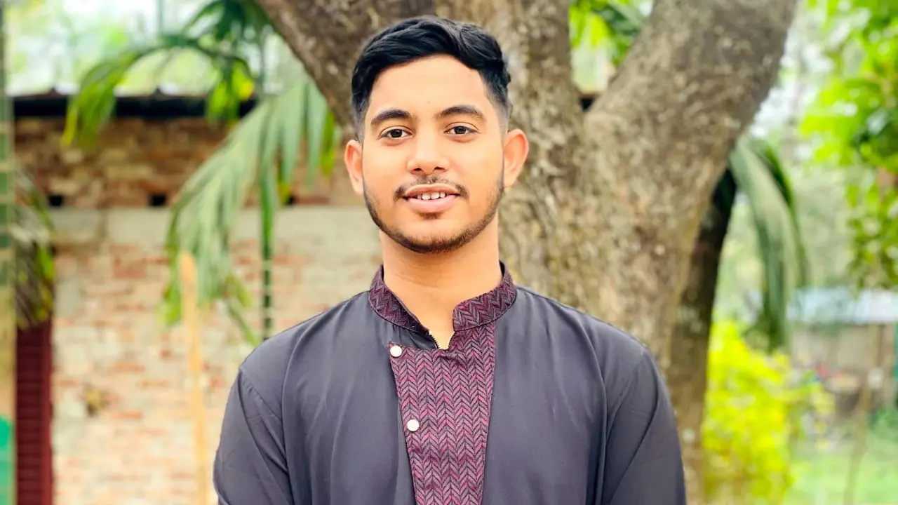 বাবার সঙ্গে সুপারি গাছ কাটতে গিয়ে বিদ্যুৎস্পৃষ্টে কলেজছাত্রের মৃত্যু