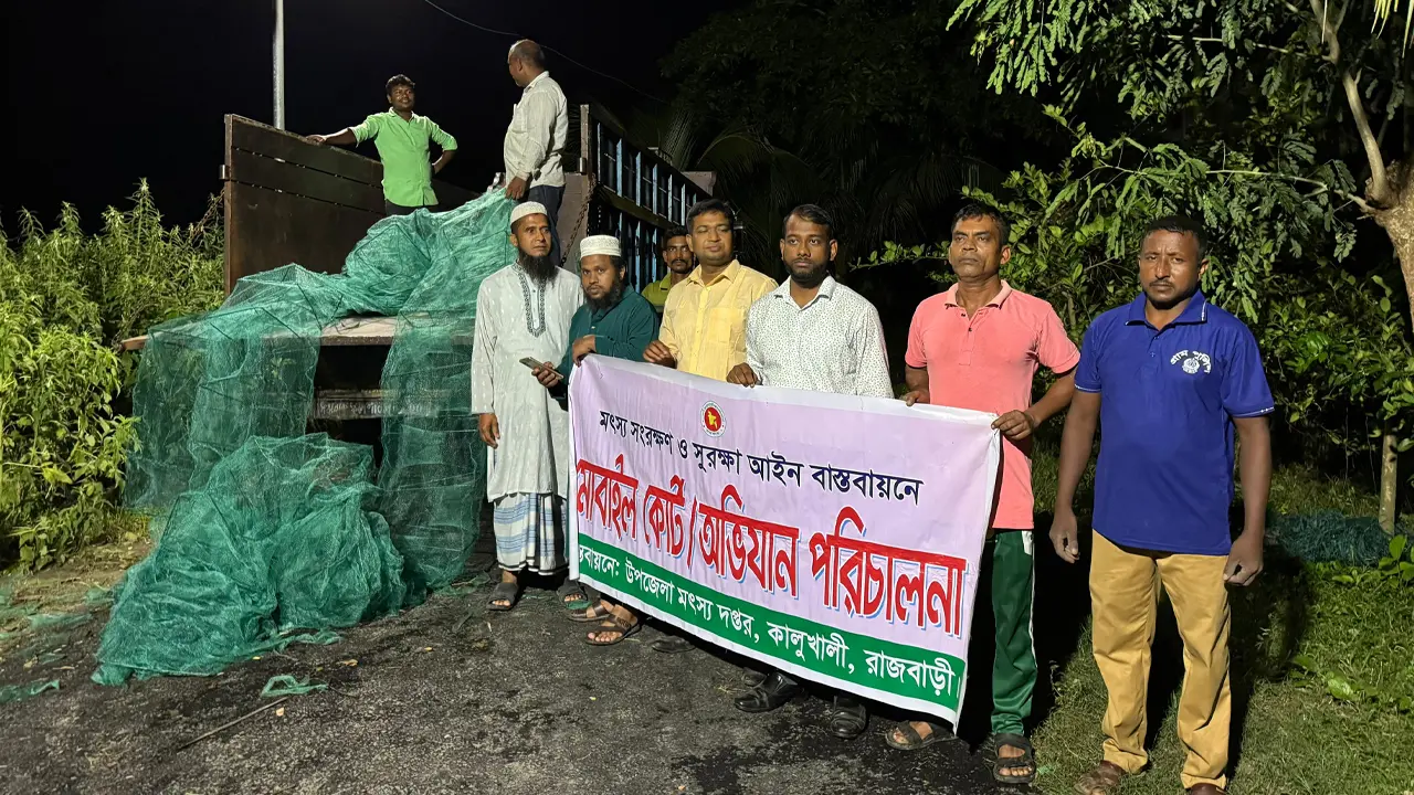 রাজবাড়ীতে নিষিদ্ধ জালের কারখানায় অভিযান, বিপুল জাল জব্দ