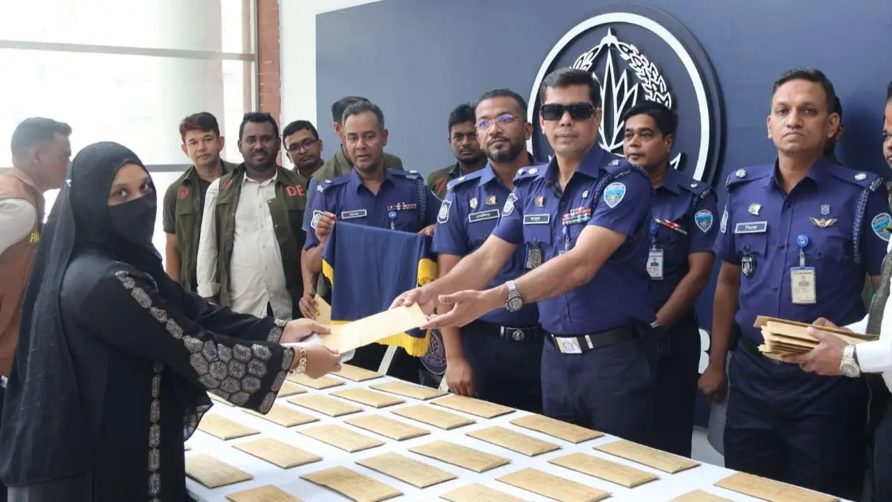 হারানো ১০১ মোবাইল উদ্ধার, মালিকদের ফেরত দিল পুলিশ