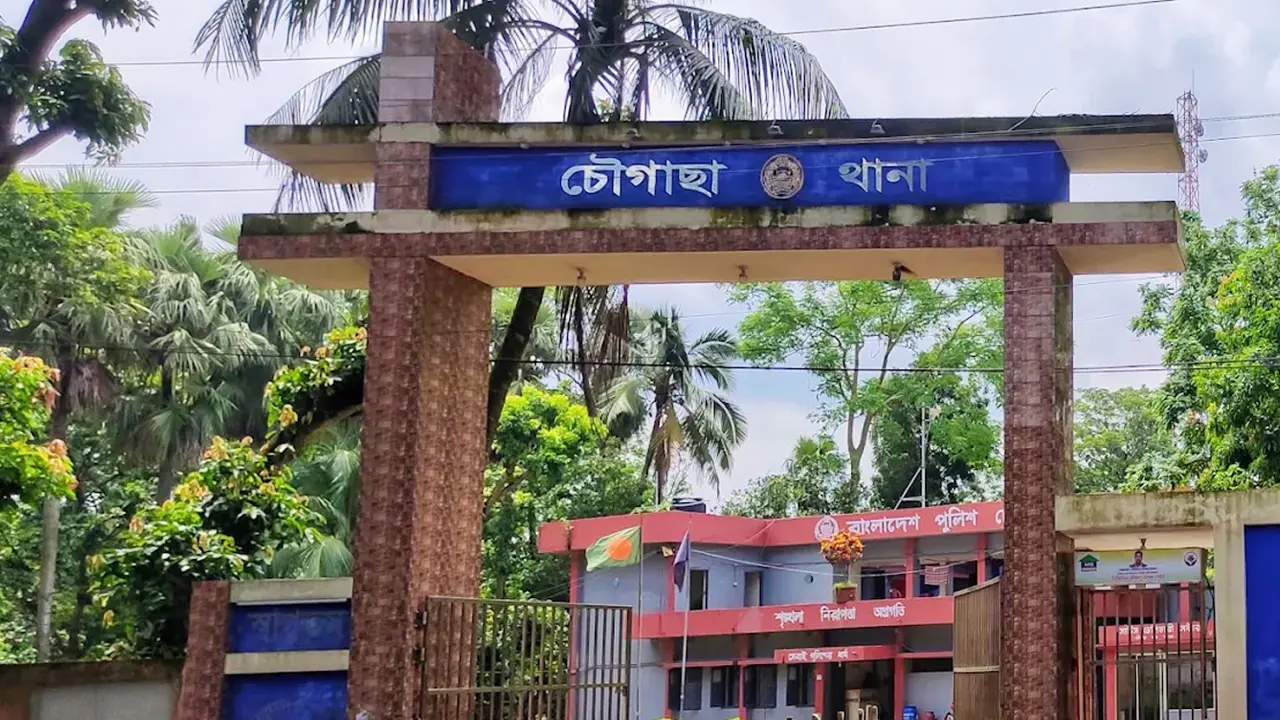 স্ত্রীকে গাছের সঙ্গে বেঁধে স্বামীকে কুপিয়ে হত্যা