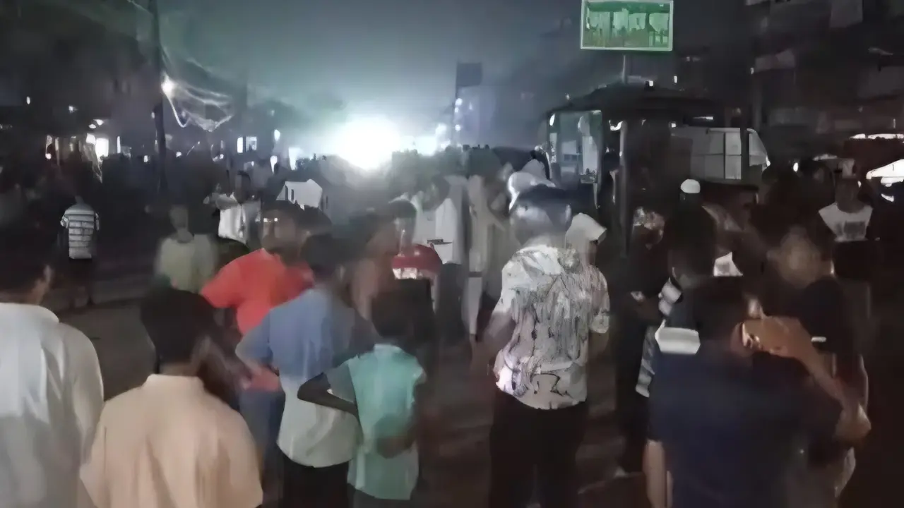 কিশোরগঞ্জে মাইক্রোস্ট্যান্ডের নিয়ন্ত্রণ নিয়ে দুই পক্ষের সংঘর্ষ