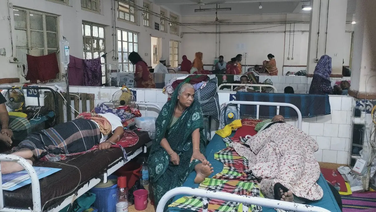 চট্টগ্রাম মেডিকেলে ইন্টার্ন চিকিৎসকদের কর্মবিরতি : রোগীসেবায় অচলাবস্থা