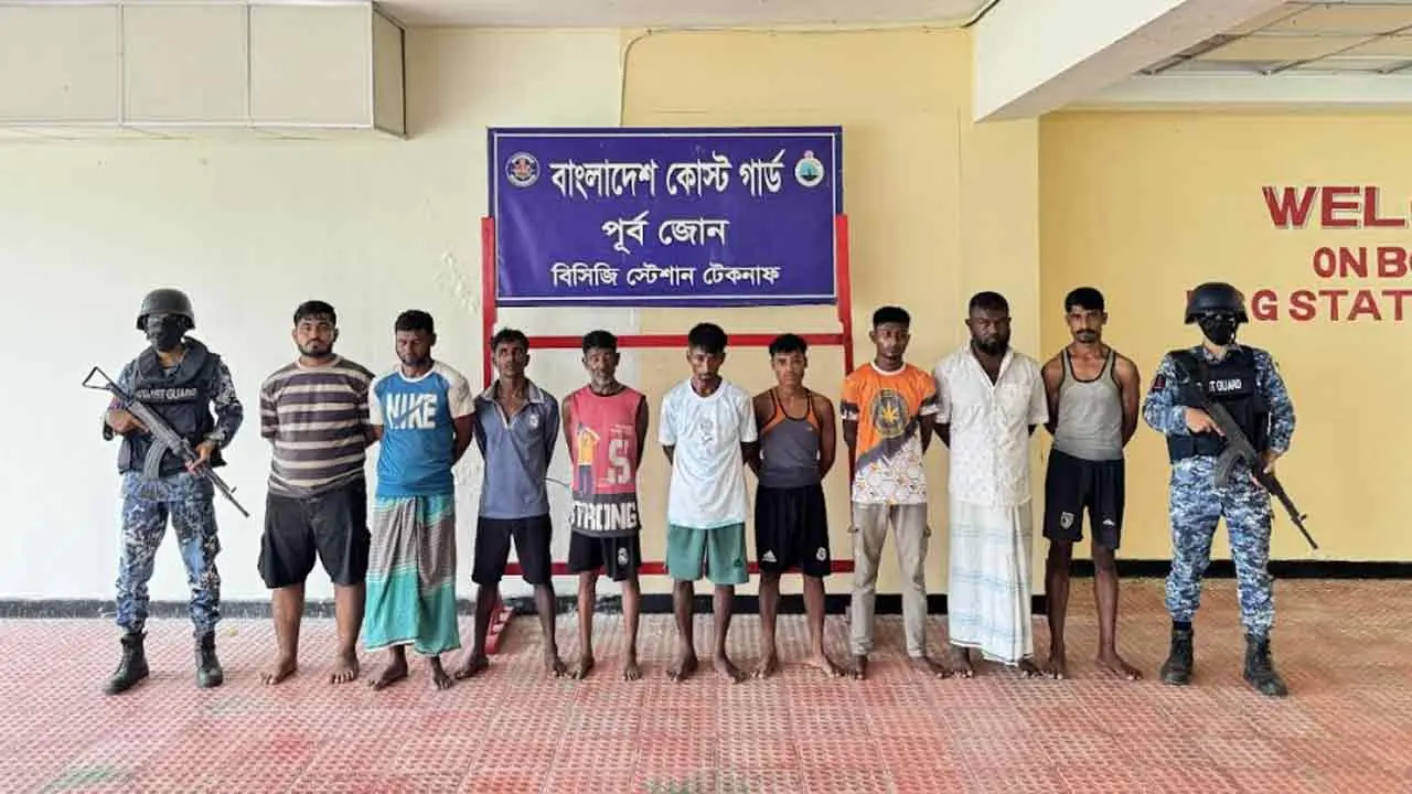 বঙ্গোপসাগরে মালয়েশিয়াগামী বোট থেকে ৫০ জনকে উদ্ধার, আটক ৯