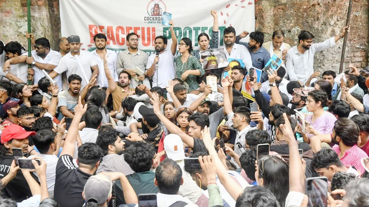 ‘আরশোলারা ভয় পায় না, লড়াই চলবেই’, ককরোচের বিক্ষোভে উত্তাল দিল্লি