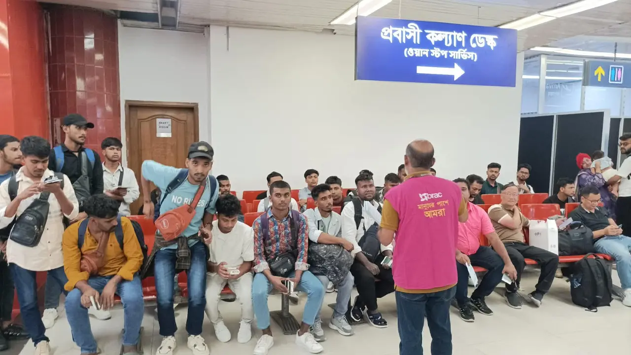 কম্বোডিয়ার সাইবার স্ক্যাম সেন্টার থেকে দেশে ফিরেছে আরও ৫২ বাংলাদেশি