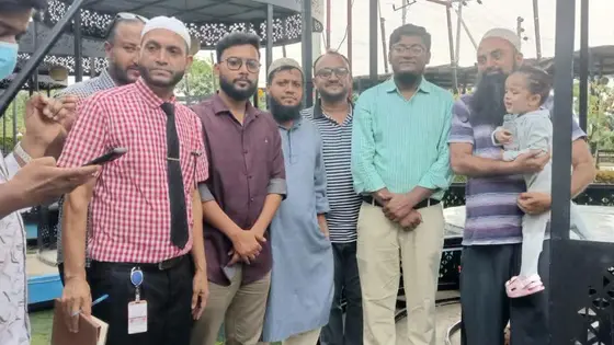 রেস্টুরেন্টে ফেলে যাওয়া সেই বিদেশি শিশুকে পরিবারের কাছে হস্তান্তর