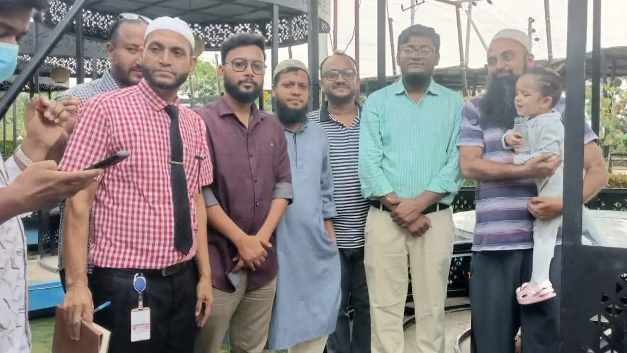 রেস্টুরেন্টে ফেলে যাওয়া সেই বিদেশি শিশুকে পরিবারের কাছে হস্তান্তর