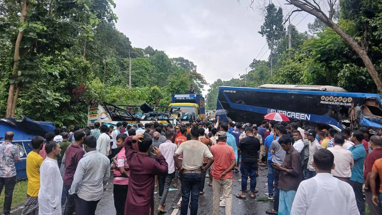 কক্সবাজারে দুই যাত্রীবাহী বাসের সংঘর্ষে শিশুসহ নিহত ২