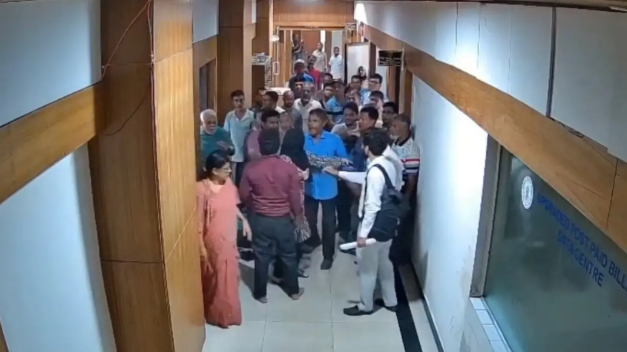 চট্টগ্রামে বিদ্যুৎ ভবনে প্রকৌশলীদের ওপর হামলা