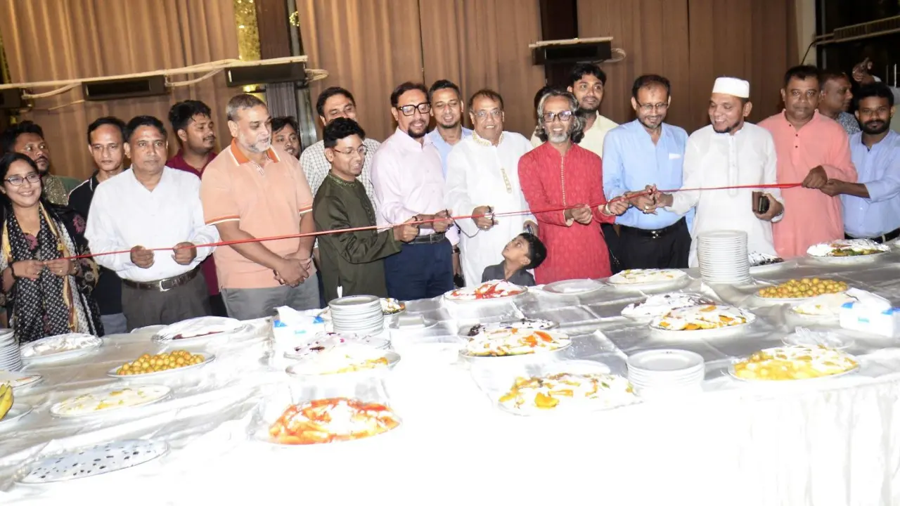 পুষ্টি সচেতনতায় চট্টগ্রামে সাংবাদিকদের দেশীয় ফল উৎসব