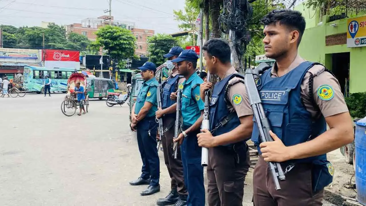 চট্টগ্রামে সতর্ক অবস্থানে পুলিশ, বিএনপির বিক্ষোভ