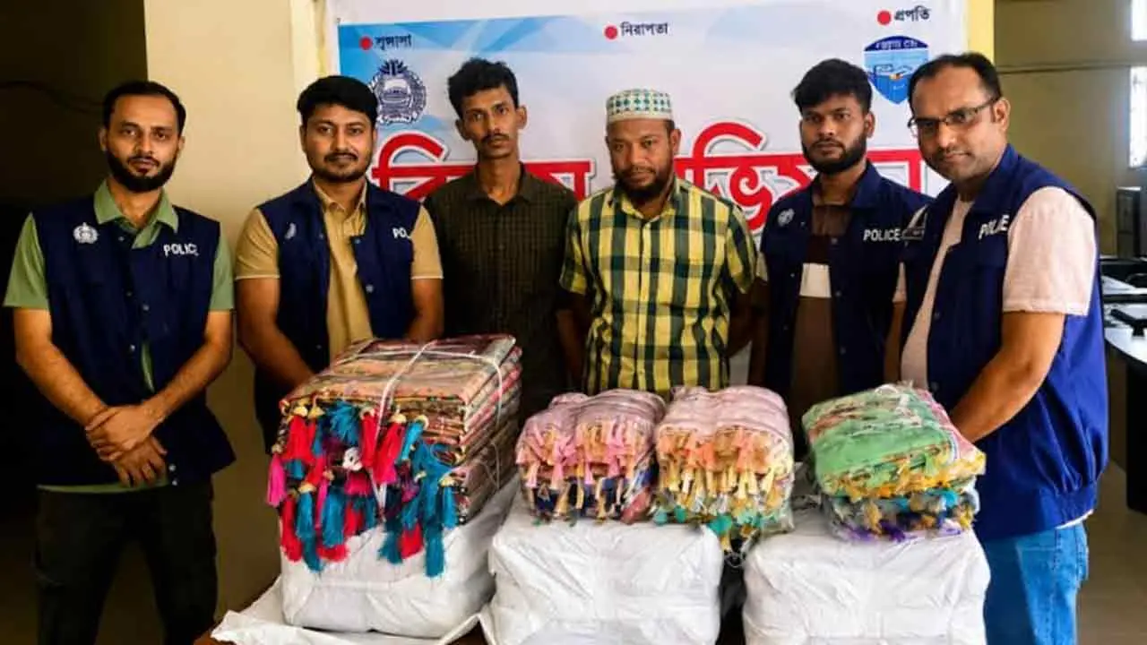 চট্টগ্রামে শুল্ক ফাঁকি দিয়ে আনা ভারতীয় শাড়ি-থ্রিপিস জব্দ, গ্রেপ্তার ২