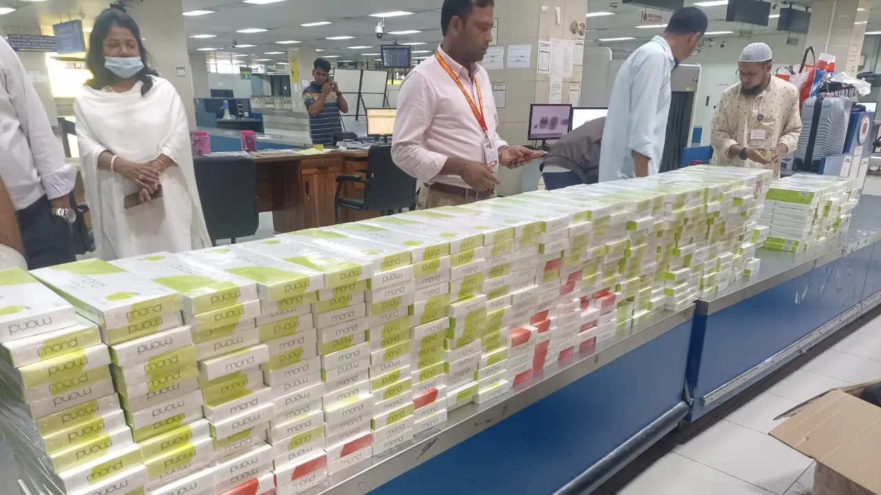 চট্টগ্রাম বিমানবন্দরে ৬৪৭ কার্টন সিগারেট ও নিষিদ্ধ বিউটি ক্রিম জব্দ