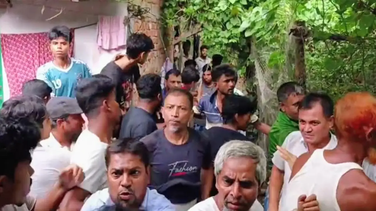 বাপের বাড়ির কবরস্থানে মেয়ের মরদেহ দাফনে স্থানীয়দের বাধা